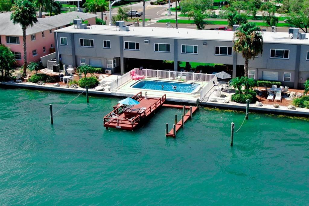102-Tiny Treasure-Waterfront With Heated Pool Apartment Сейнт Пийт Бийч Екстериор снимка
