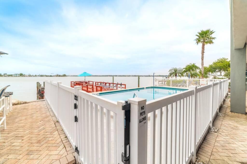 102-Tiny Treasure-Waterfront With Heated Pool Apartment Сейнт Пийт Бийч Екстериор снимка