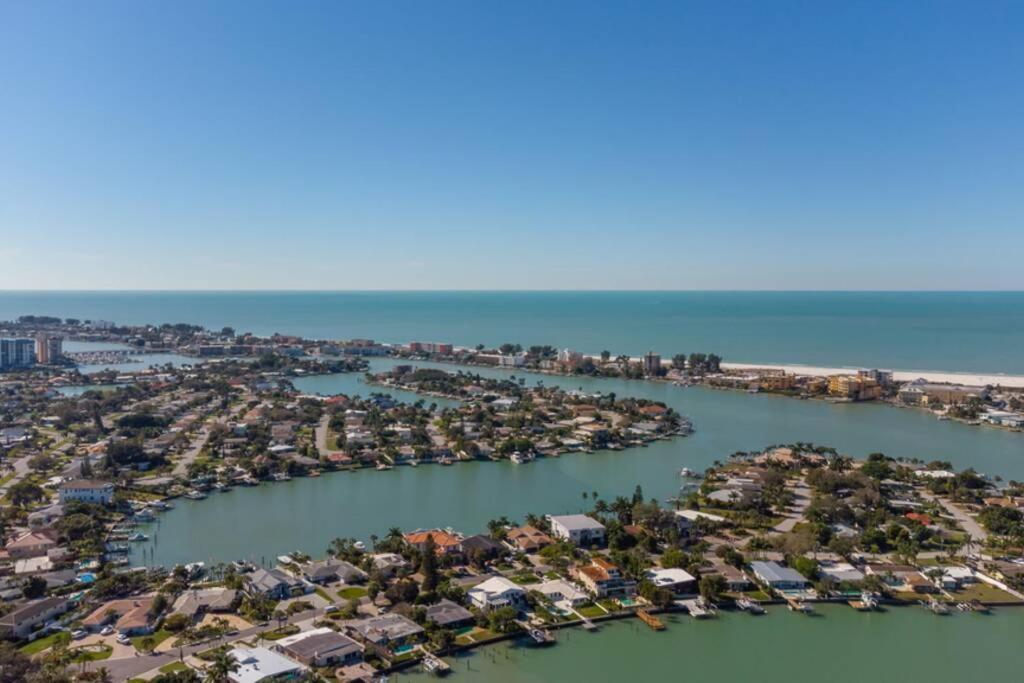 102-Tiny Treasure-Waterfront With Heated Pool Apartment Сейнт Пийт Бийч Екстериор снимка