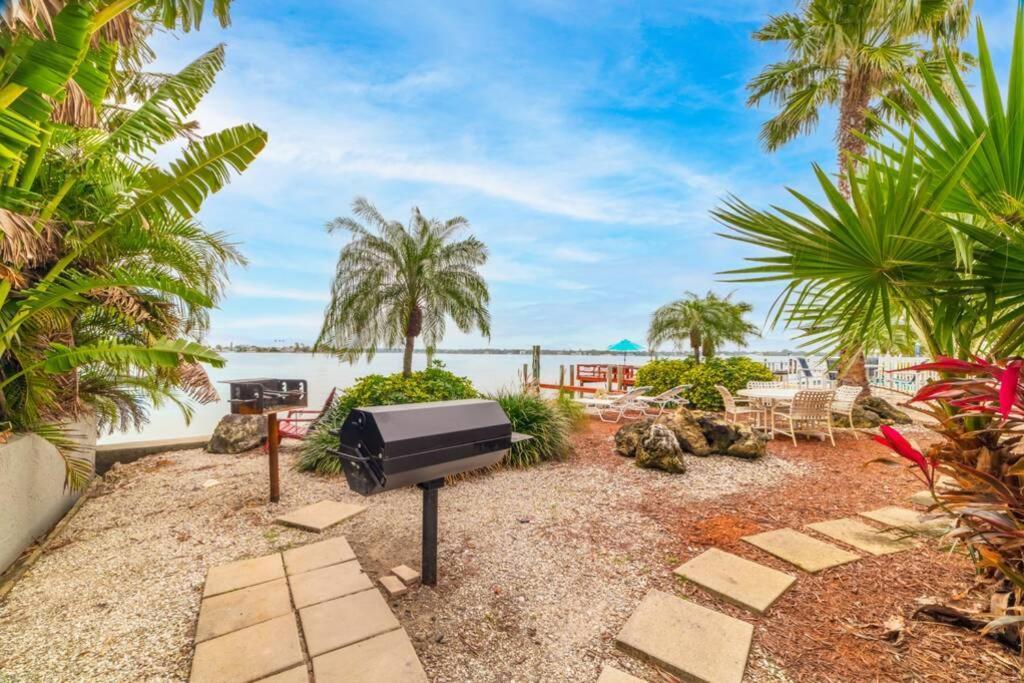 102-Tiny Treasure-Waterfront With Heated Pool Apartment Сейнт Пийт Бийч Екстериор снимка